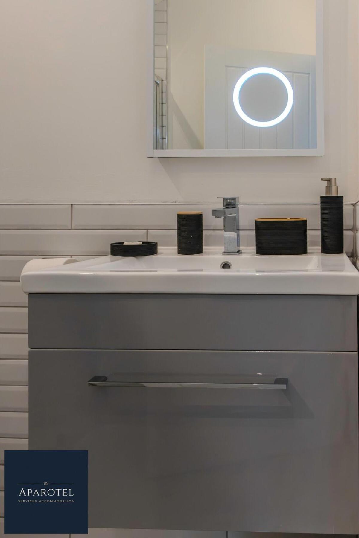 Aparotel Serviced Apartments - Stonehenge, Amesbury Town Centre Værelse billede
